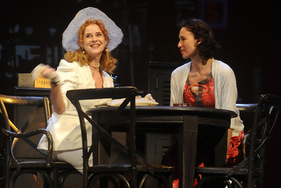 Vicky Peña y Ariadna Gil, en  Un tranvía llamado deseo,   de  Tennessee Williams, dirigida por Mario Gas.