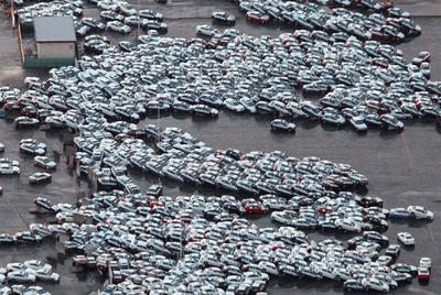 Cientos de coches que iban a ser transportados en barco, arrastrados por la ola.