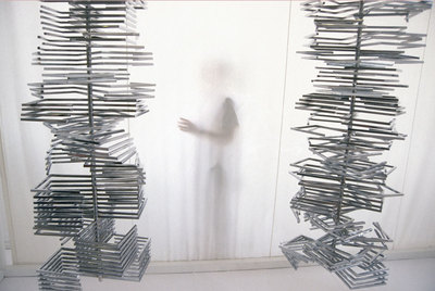  Columnas   (1974),  obra de Eusebio Sempere (1923-1985), expuesta en  la Sala Blanca del Museo de Arte Abstracto Español de Cuenca.