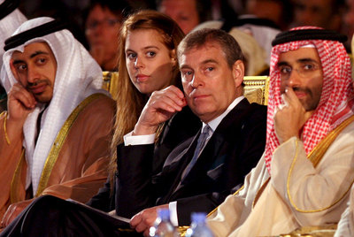Andrés de Inglaterra (con traje negro) y su hija Beatriz durante la Cumbre sobre el Futuro Energético Mundial, en 2008 en Abu Dabi.