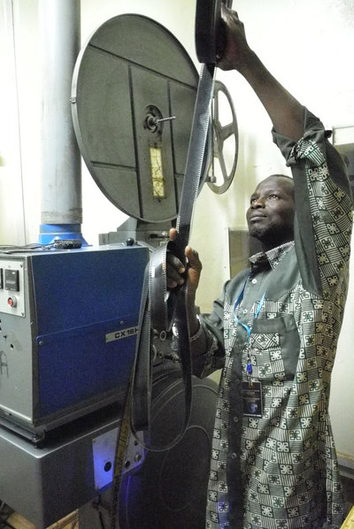 Un operador del festival de cine de Burkina Faso.