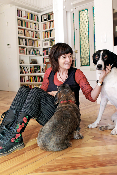 Compañeras de vida.rnMontero, en su nueva casa de Madrid, donde vive con su vieja perra 'Bruna', y 'Carlota', recogida hace poco en una protectora de animales.