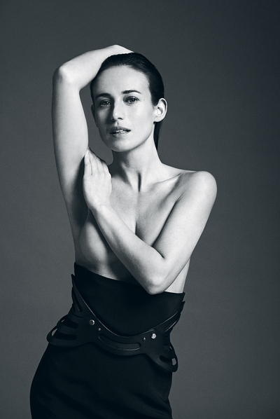 Cuerpo y alma.rnApasionada por la danza, sueña con un proyecto que le permita unir baile e interpretación. En esta imagen, la actriz lleva falda de cintura muy alta de Hermès y cinturón de Fleet Ilya para Love Dispensary.