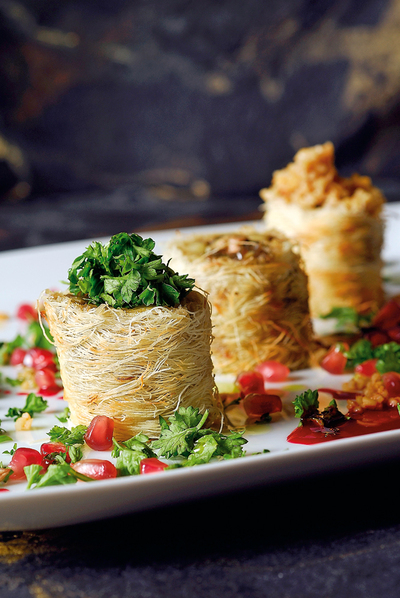 'Kadaif' relleno de berenjenas con 'foie-gras' y cebolla caramelizada.