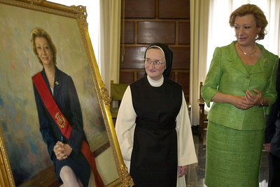 Sor Isabel Guerra presenta el retrato de la exalcaldesa de Zaragoza Luisa Fernanda Rudi en 2001.