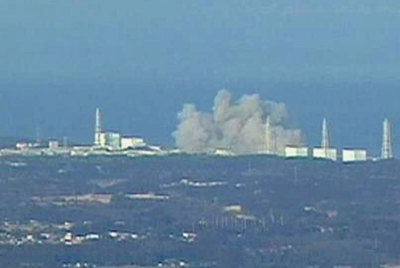 15.36. EXPLOSIÓN JUNTO AL REACTOR 1. PÁNICO. Eran las 15.36 (las 7.36, hora peninsular española) cuando Japón revivió el pánico atómico. La nuclear de Fukushima I registró una potente explosión junto al primero de sus seis reactores. El Gobierno nipón explicó después que el estallido se debió a una fuga de hidrógeno y que no había dañado el edificio de contención.