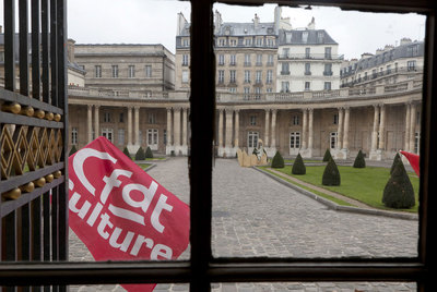 Sede de los Archivos Nacionales, en París, en la que se instalará la Casa de la Historia de Francia. Abajo, una pancarta en la que se lee: 