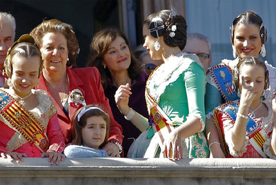 La delegada del Gobierno, Ana Botella, la alcaldesa Rita Barberá y la fallera mayor, ayer durante la  mascletà .