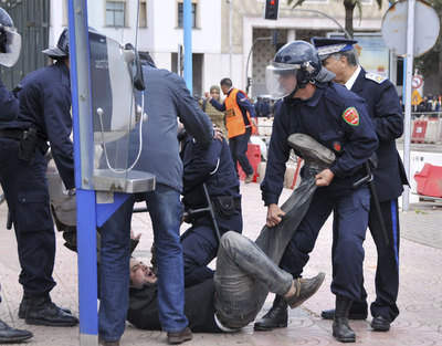 La policía detiene en Casablanca a uno de los manifestantes que reclamaban reformas.