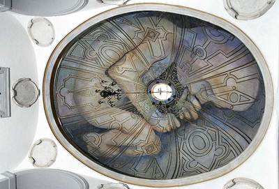 Feto de 1,5 metros pintado en el interior del edificio.