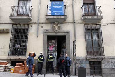 Dos policías vigilan la entrada del edificio de la Corredera Baja de San Pablo que ha sido desalojado.