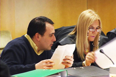 Pitoño, el principal acusado del crimen de Balcón de Rosales, con su abogada Miriam Vergara.