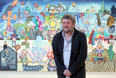 Daniel Tamayo, ayer, en el Museo de Bellas Artes ante una de las obras de su   Fabulario.   