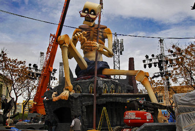 Los artistas dan sus últimos retoques a la falla de la plaza Na Jordana, ayer en Valencia.