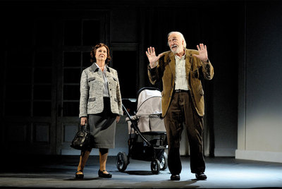 Julieta Serrano y Héctor Alterio durante la representación de  La sonrisa etrusca. 