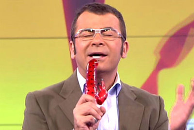 Jorge Javier Vázquez juega con un artilugio sexual en  Sálvame.  