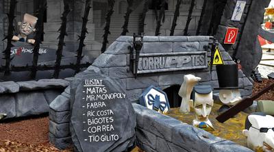 Monumento de la falla Na Jordana con el  ninot  de Francisco Camps al fondo.