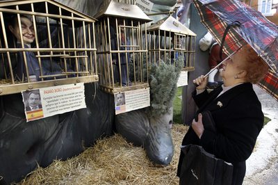 El presidente del Gobierno, José Luis Rodríguez Zapatero, entre otros políticos, enjaulado en la falla de Convento Jerusalén.