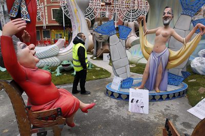 Los  ninots  del líder del PP, Mariano Rajoy, y de la alcaldesa de Valencia, Rita Barberá, en la falla Sueca-Literato Azorín.