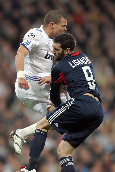 Pepe golpea  a Lisandro en un salto.