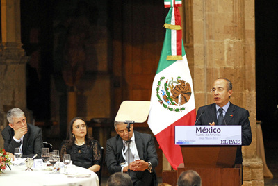 El presidente mexicano, Felipe Calderón, en presencia de Javier Moreno, director de EL PAÍS, se dirige al público en el foro  México, Puerta de América.  
