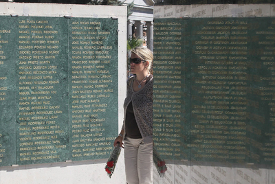 2.300 homenajes grabados en piedra