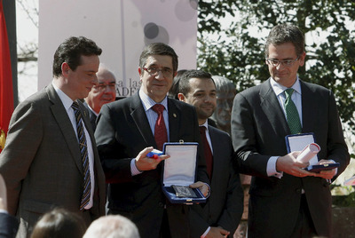 Patxi López (centro) y Antonio Basagoiti recibieron ayer el Premio Rafael Riego.