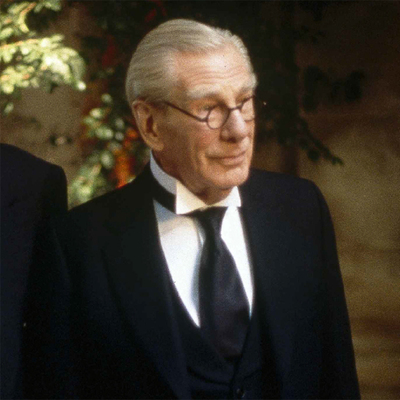 Michael Gough en una escena de  Batman y Robin. 