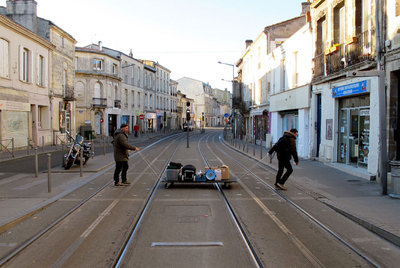 Dos reponsables del proyecto atraviesan la calle Cours de l' Argonne, por la que pasa la línea B del tranvía de Burdeos.
