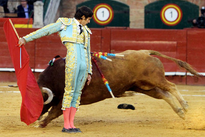 Con este pase cambiado por la espalda comenzó la faena Castella al sexto toro.