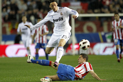 Özil consigue salvar la entrada de Domínguez en un ataque madridista.