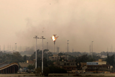 Un caza rebelde, que fue abatido ayer por sus propios compañeros de armas en un momento de confusión previo al ataque aliado, se estrella en las cercanías de Bengasi, bastión de los alzados contra el régimen de Muamar el Gadafi.