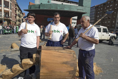 Julián, Amando y Julen Larrea durante la exhibición de ayer en la Herriko Plaza de Barakaldo.