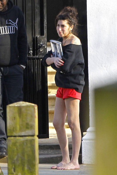 Winehouse se pasea descalza