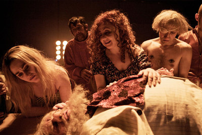 Escena de  Falstaff  en el teatro Valle-Inclán.