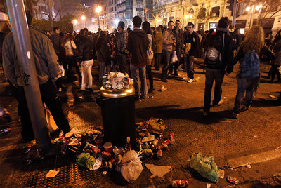 Basura acumulada en el centro de Valencia la noche de la  cremà .