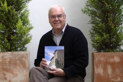 Miguel del Rey Amat, con su libro  Arquitectura rural valenciana .