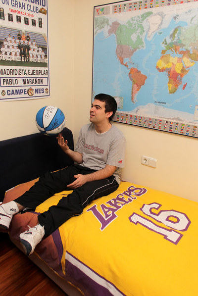 Pablo Marañón en su habitación con el balón firmado por todos los jugadores del Lagun Aro.