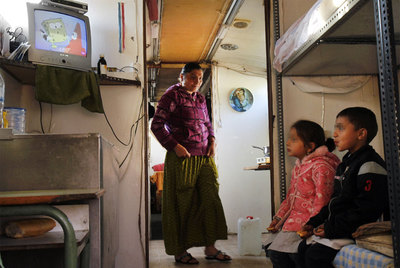 Esperando a la piqueta en el 'autobús chabola'