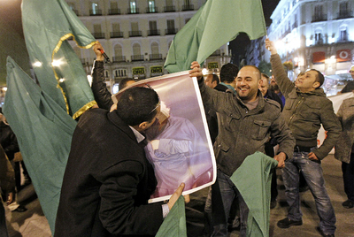 CÁNTICOS PRO-GADAFI EN LA PUERTA DEL SOL