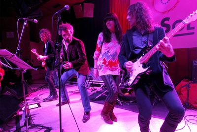 Desde la izquierda, Rubén, de Pereza; Carlos Tarque, de M Clan, Sara, de La Rubia, y Josu García, de Tequila, durante el concierto de Hot Legs.