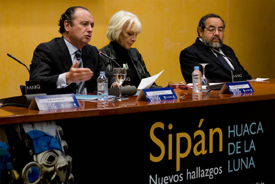 José Joaquín Ripoll, la alcaldesa de Cádiz, Teófila Martínez, y el arqueólogo Walter Alva.