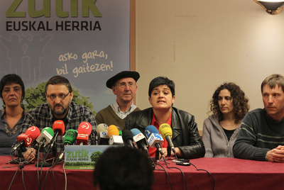 Txelui Moreno, Marian Beitialarrangoitia y Rufi Etxeberria, en rueda de prensa en San Sebastián. Detrás, con  txapela,  Tasio Erkizia.