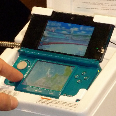 La nueva consola Nintendo 3DS y dos de los juegos que se empiezan a vender adaptados a las tres dimensiones: los viajes de  Pilotswings  y las mascotas de  Nintendogs. 