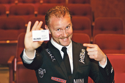  Morgan Spurlock, durante el pasado Miami Film Festival, haciendo un poco de  marketing  por la cara para El País. 