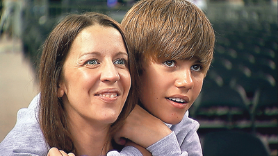  Justin Bieber con su madre, Pattie Mallette, de 35 años, que se divorció del padre de la estrella a los 10 meses de su nacimiento, época en la que abrazó el cristianismo después de una juventud salvaje rn Fans de Justin Bieber en el estreno de su película en Londres. 