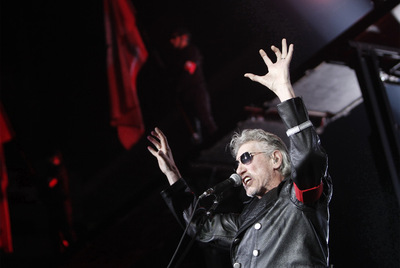 Roger Waters, en plena representación de  The Wall , ayer en el Palacio de los Deportes de Madrid.