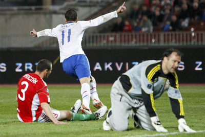 Afellay celebra el segundo gol de Holanda, ayer en Budapest.