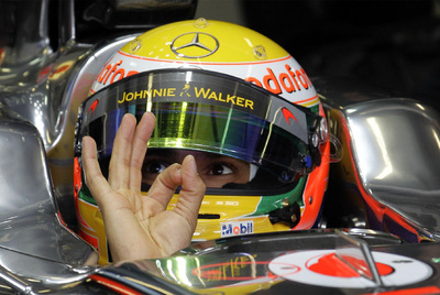 Lewis Hamilton hace un gesto a su equipo durante la sesión de ensayos en Melbourne.