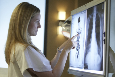 Laura Linney, en una escena de la  serie  Con C mayúscula.  